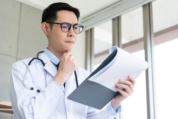 身穿白衣的年轻亚洲医生 对病人进行了认真的面部阅读实验 卫生领域和医疗概念 — 图库照片