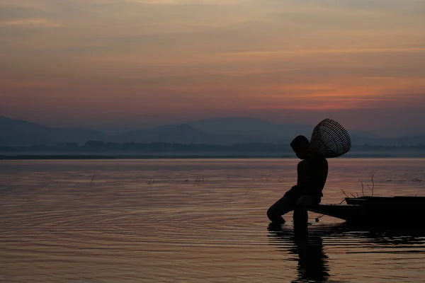 Vid Sjön Ung Asiatisk Man Som Håller Bambu Fiskfälla För — Stockfoto