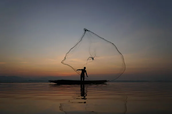 Balıkçı Sabah Gölde Balık Avlamak Için Balık Ağı Atıyor — Stok fotoğraf