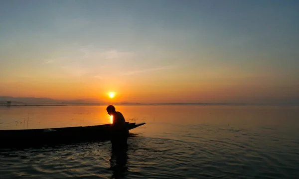 Vid Sjön Asiatisk Fiskare Sitter Båten Och Använder Fiskespö För — Stockfoto