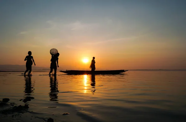 Asyalı Balıkçı Teknede Durup Balık Tutmak Için Olta Kullanırken Oğlu — Stok fotoğraf