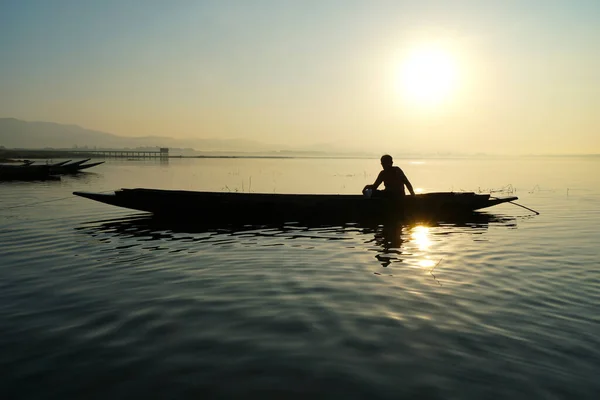 Göl Kenarında Asyalı Balıkçı Teknede Oturuyor Gün Doğumunda Balık Yakalamak — Stok fotoğraf