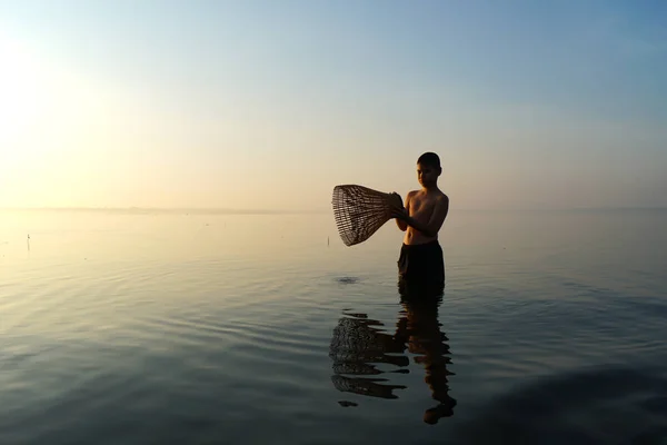 Gölde Genç Asyalı Adam Sabahları Balık Yakalamak Için Bambu Balığı — Stok fotoğraf