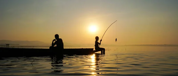 Banner Bild Asiatisk Fiskare Sitter Båten Medan Hans Son Står — Stockfoto