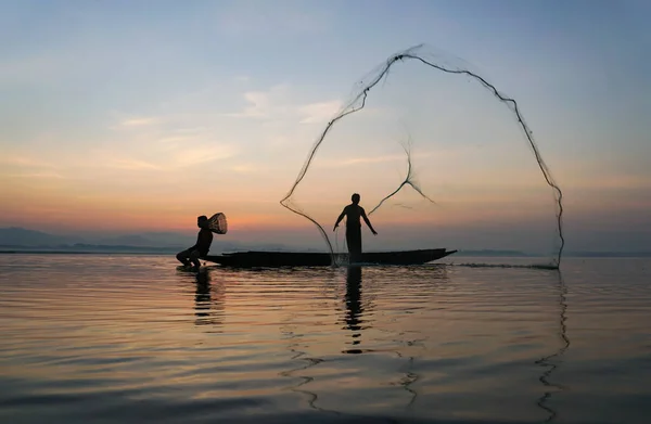 Gölün Kenarında Asyalı Balıkçı Teknede Otururken Oğlu Gün Doğumunda Balık — Stok fotoğraf