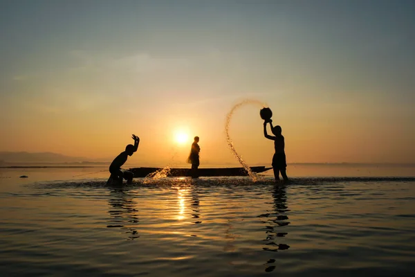 Asyalı Balıkçı Teknede Durup Balık Tutmak Için Olta Kullanırken Oğlu — Stok fotoğraf
