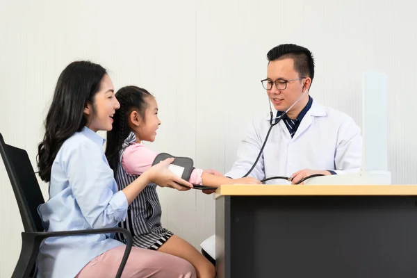 Asiatischer Arzt Mit Stethoskop Und Manuellem Blutdruckmessgerät Den Blutdruck Eines — Stockfoto