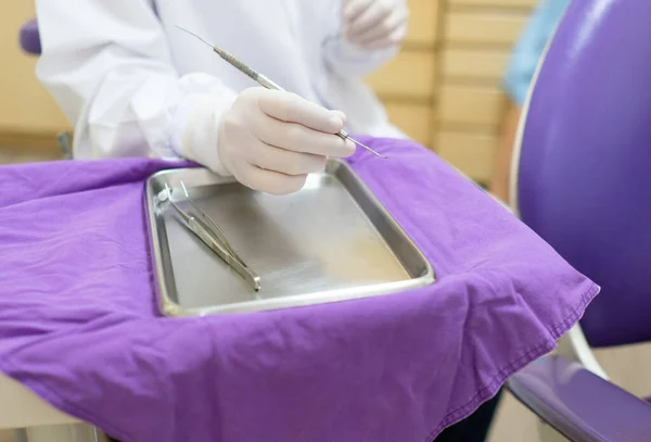 치과에서 의사들은 장갑을 의사들의 도구를 합니다 — 스톡 사진