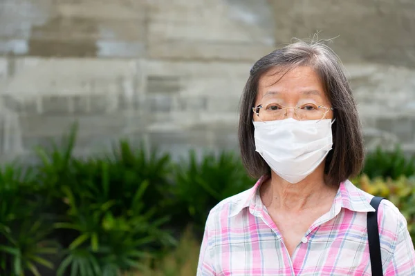 Mujer Asiática Mayor Usar Mascarilla Facial Salir Para Prevenir Coronavirus — Foto de Stock