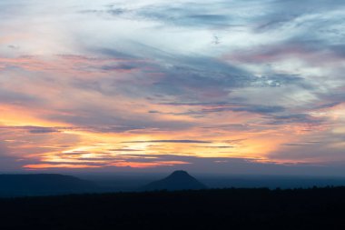 Güzel turuncu, pembe ve mavi gökyüzü, güneşin doğuşunda, dağ manzaralı. peyzaj konsepti