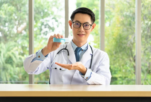Asiatischer Arzt Mittels Videokonferenz Patienten Beizubringen Desinfektionsgel Verwenden Hände Reinigen — Stockfoto