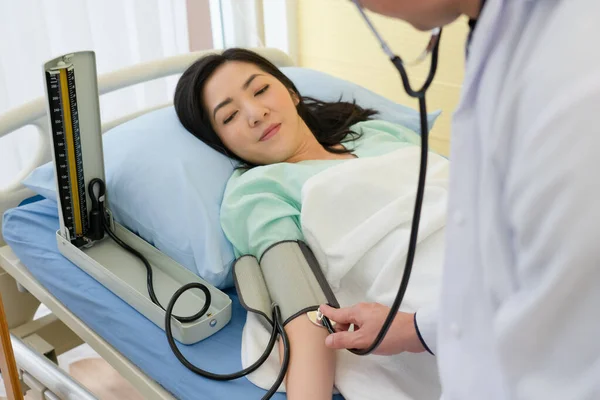 병원에서 환자의 혈압을 측정하기 청진기와 모마네 사용하는 의사의 모습을 사진이다 — 스톡 사진