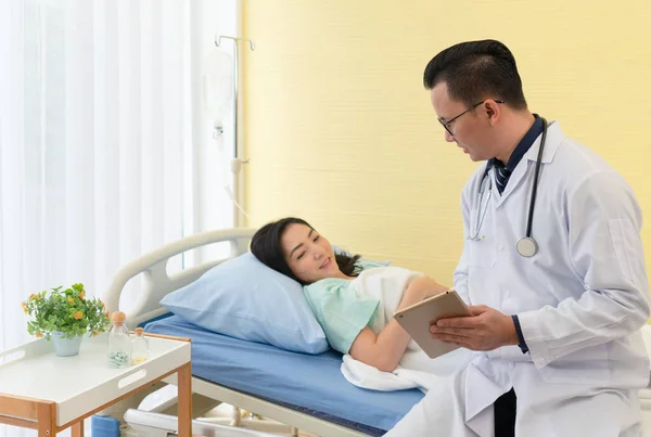 Médico Visita Mujer Asiática Paciente Que Está Enferma Hospitalizada Sala — Foto de Stock