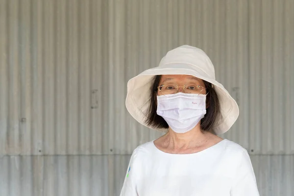 Senior Asiatique Femme Portant Masque Chapeau Nouveau Concept Mode Vie — Photo