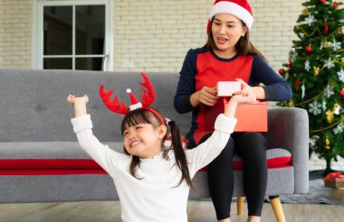 Anne genç kızına Noel bayramında hediyeler verir. Aile birlikte ve ilişki konsepti