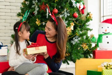 Anne genç kızına Noel bayramında hediyeler verir. Aile birlikte ve ilişki konsepti