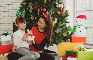 Anne genç kızına Noel bayramında hediyeler verir. Aile birlikte ve ilişki konsepti