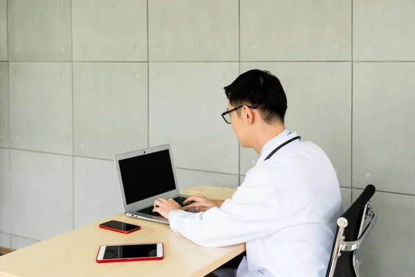 Junge Asiatische Arzt Mit Computer Krankenhaus Büro Gesundheitswesen Und Medizinisches — Stockfoto
