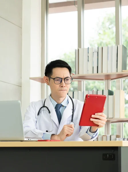 Junger Asiatischer Arzt Mit Tablette Den Patienten Videoanruf Der Krankenhaussprechstunde — Stockfoto