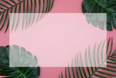 Boş beyaz günlük defteri. Pembe arka planda bitki yapraklarıyla süslenmiş kopyalama alanı olan.