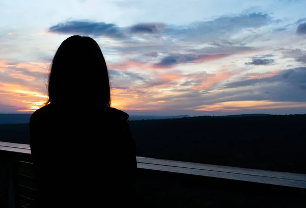 Silueta Vista Trasera Mujer Mirando Amanecer Por Encima Montaña —  Fotos de Stock