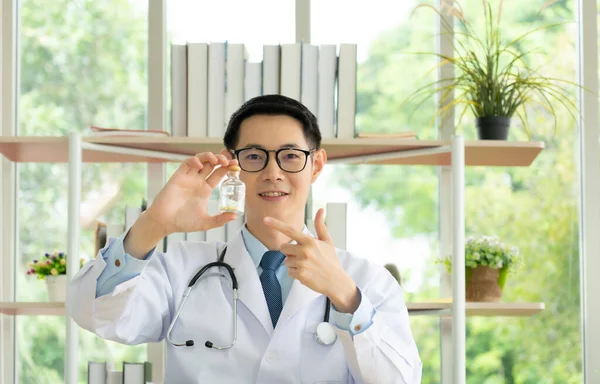 Junger Asiatischer Arzt Der Videokonferenz Zeigt Wie Man Dem Patienten — Stockfoto