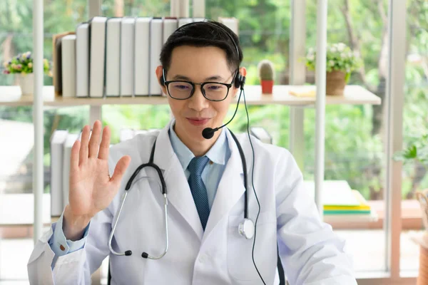 Junger Asiatischer Arzt Mit Kopfhörer Und Computer Den Patienten Videoanruf — Stockfoto