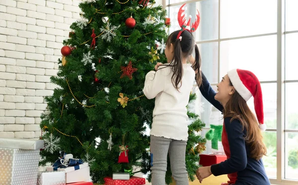 Asyalı Anne Küçük Kızı Noel Baba Şapkası Takıyor Noel Ağacını — Stok fotoğraf