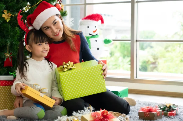 Salonie Domu Azjatycka Matka Daje Prezent Świąteczny Swojej Młodej Córce — Zdjęcie stockowe