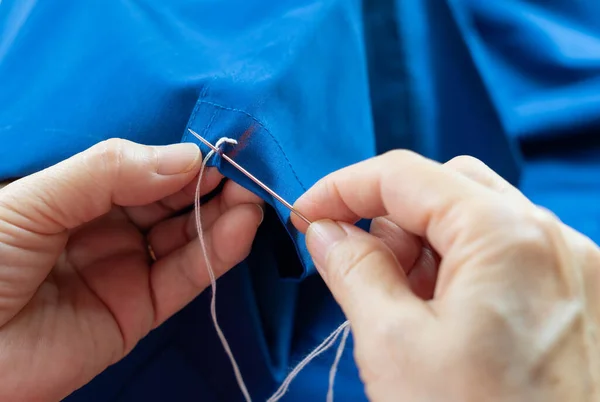 Close Hand Senior Woman Using Needle Sew Cloth — Stock Photo, Image