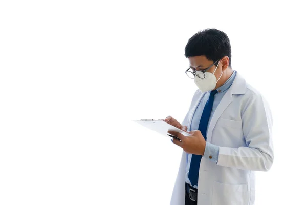 白い背景の患者のドキュメントを読むアジアの医師の隔離された写真 医療と医療の概念 — ストック写真