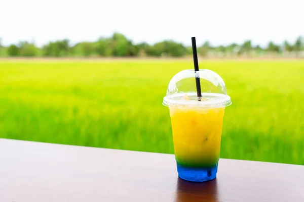 Een Glas Limonade Soda Houten Tafel Met Uitzicht Groene Rijst — Stockfoto