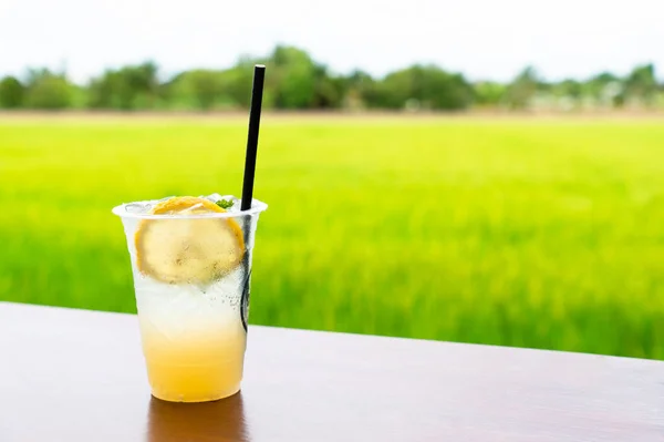 Een Glas Limonade Soda Houten Tafel Met Uitzicht Groene Rijst — Stockfoto