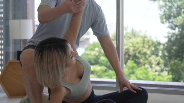 Jong Aziatische Man Vrouw Oefenen Yoga Samen Huis — Stockvideo