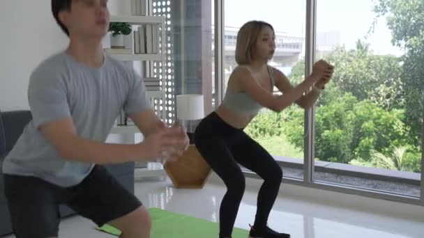 Jong Aziatische Man Vrouw Oefenen Squat Samen Huis — Stockvideo