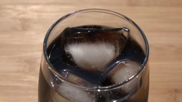 Derramando Refrigerante Coca Cola Copo Gelo Com Salpicos — Vídeo de Stock