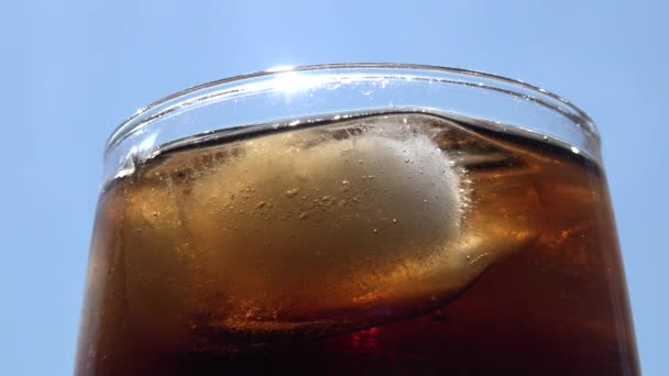 飛沫氷のグラスにコーラ ソーダを注ぐ — ストック動画