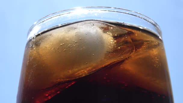 Verter Soda Cola Vaso Hielo Con Salpicaduras — Vídeos de Stock