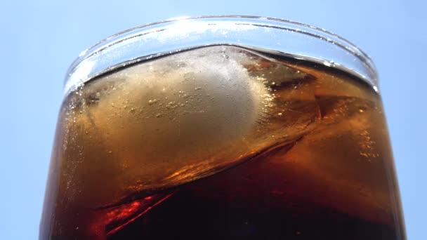 Verter Soda Cola Vaso Hielo Con Salpicaduras — Vídeo de stock
