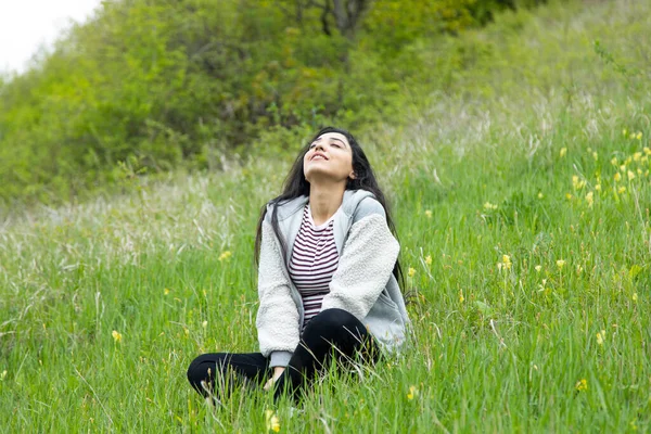 Mulher Feliz Sentado Grama Verde Paisagem — Fotografia de Stock