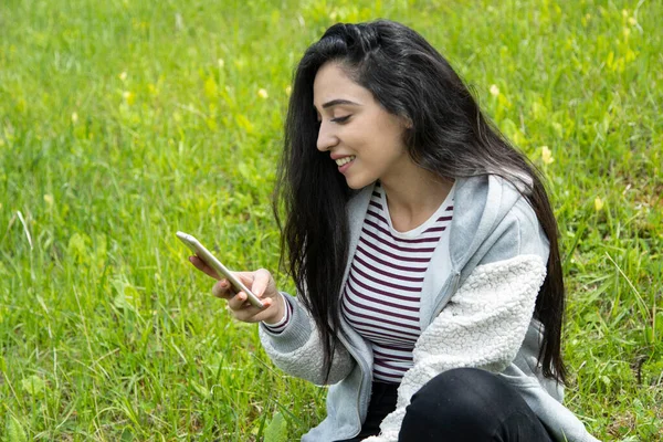 Lycklig Kvinna Hand Telefon Landskap Bakgrund — Stockfoto