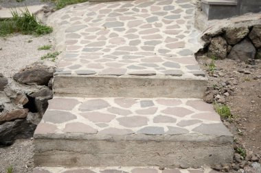 Doğada soyut ve renkli basamaklar.