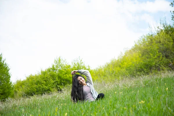 Šťastná Žena Sedí Zelené Krajině Pozadí — Stock fotografie