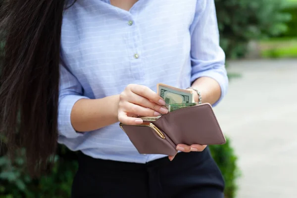 Женщина Ручной Бумажник Деньги Улице — стоковое фото