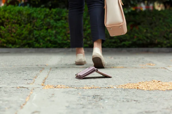 一个女人和一个钱包在街上的地上 — 图库照片