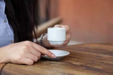 Kafede bir fincan kahve.