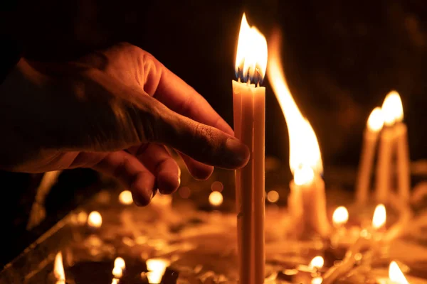 Bön Man Hand Ljus Kyrkan — Stockfoto