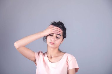 Stüdyoda arka planda üzgün bir kadın.