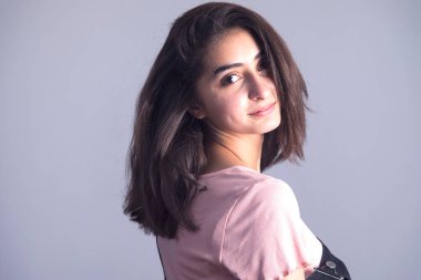 Mutlu kadın gri arka planda stüdyoda