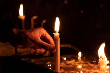 Kilisedeki duacı el mumu.